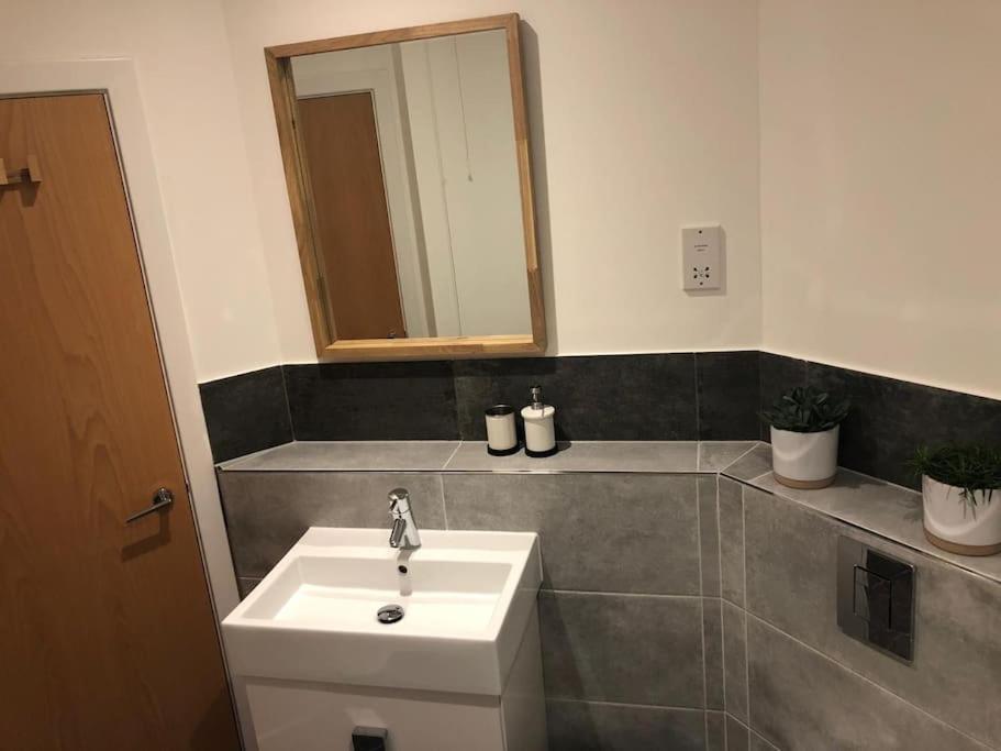 Apartment Stunning In Leeds- Financial District